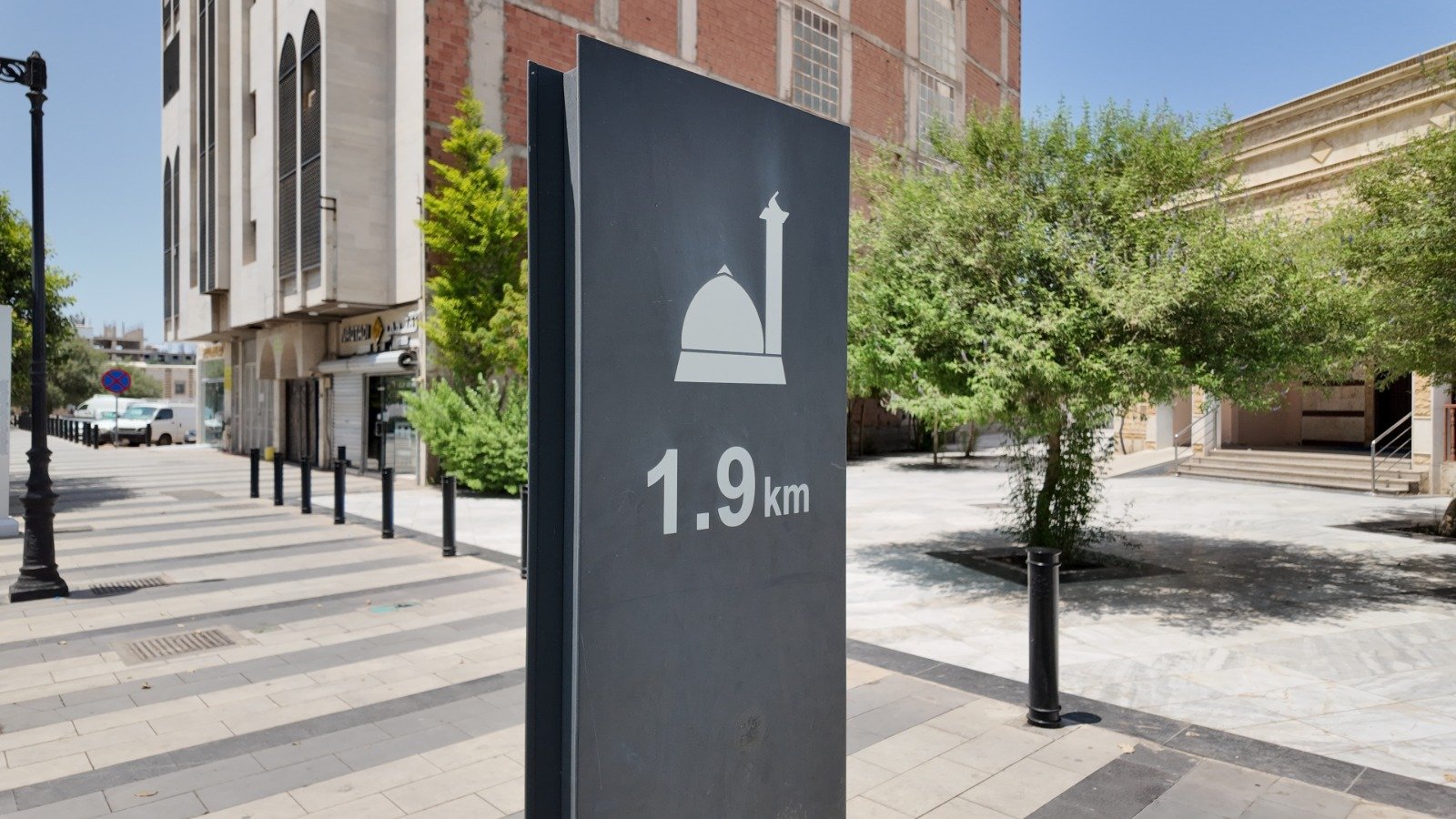 Distance sign to Masjid Quba